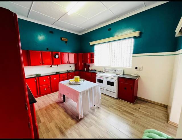 5 BEDROOM HOUSE FOR SALE IN LAKEFIELD